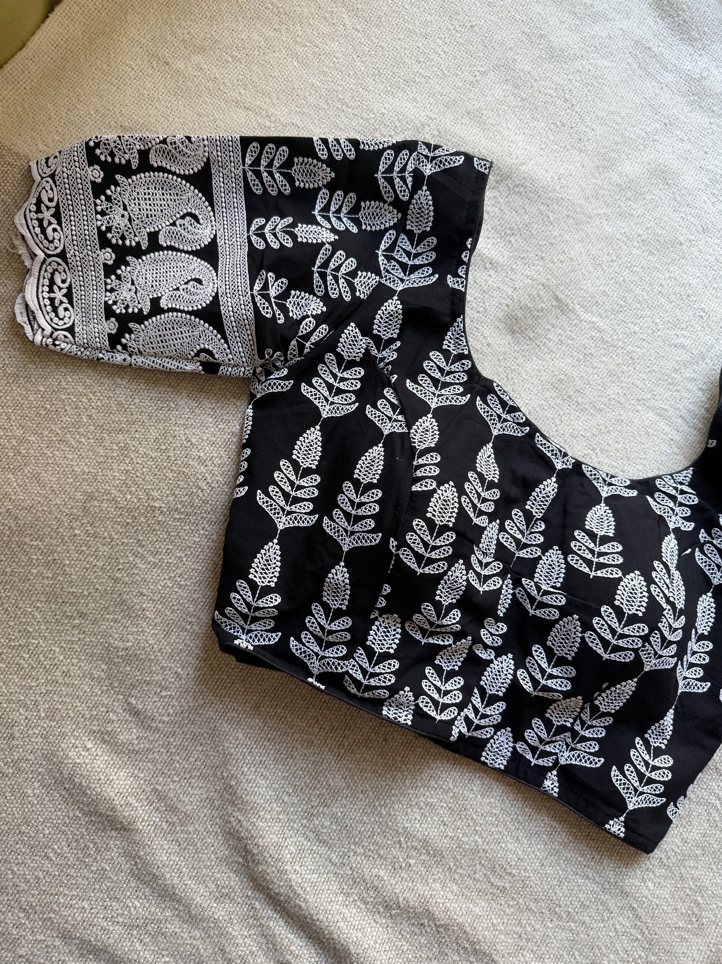 Hakoba Black and White Adjustable Blouse