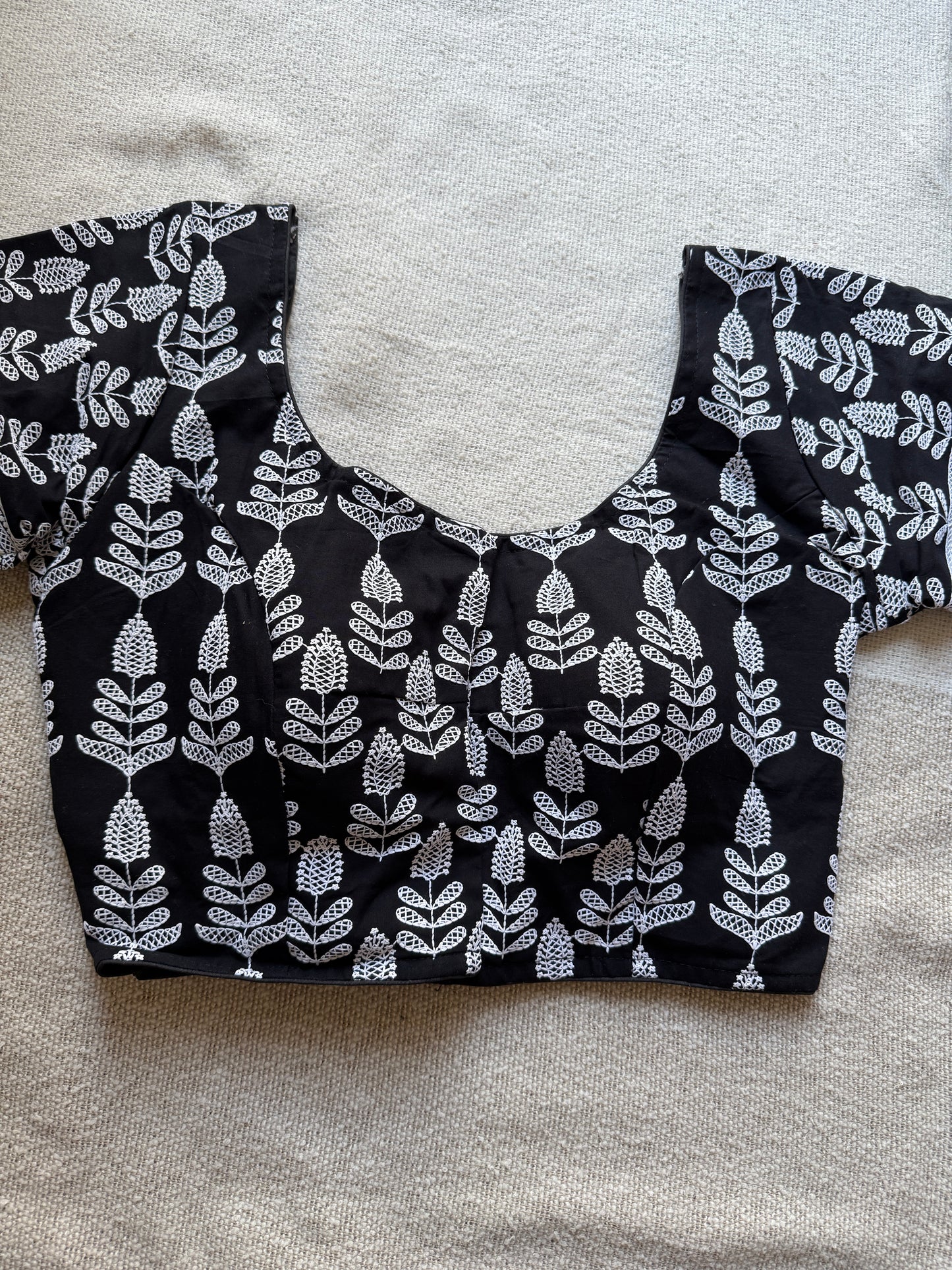 Hakoba Black and White Adjustable Blouse